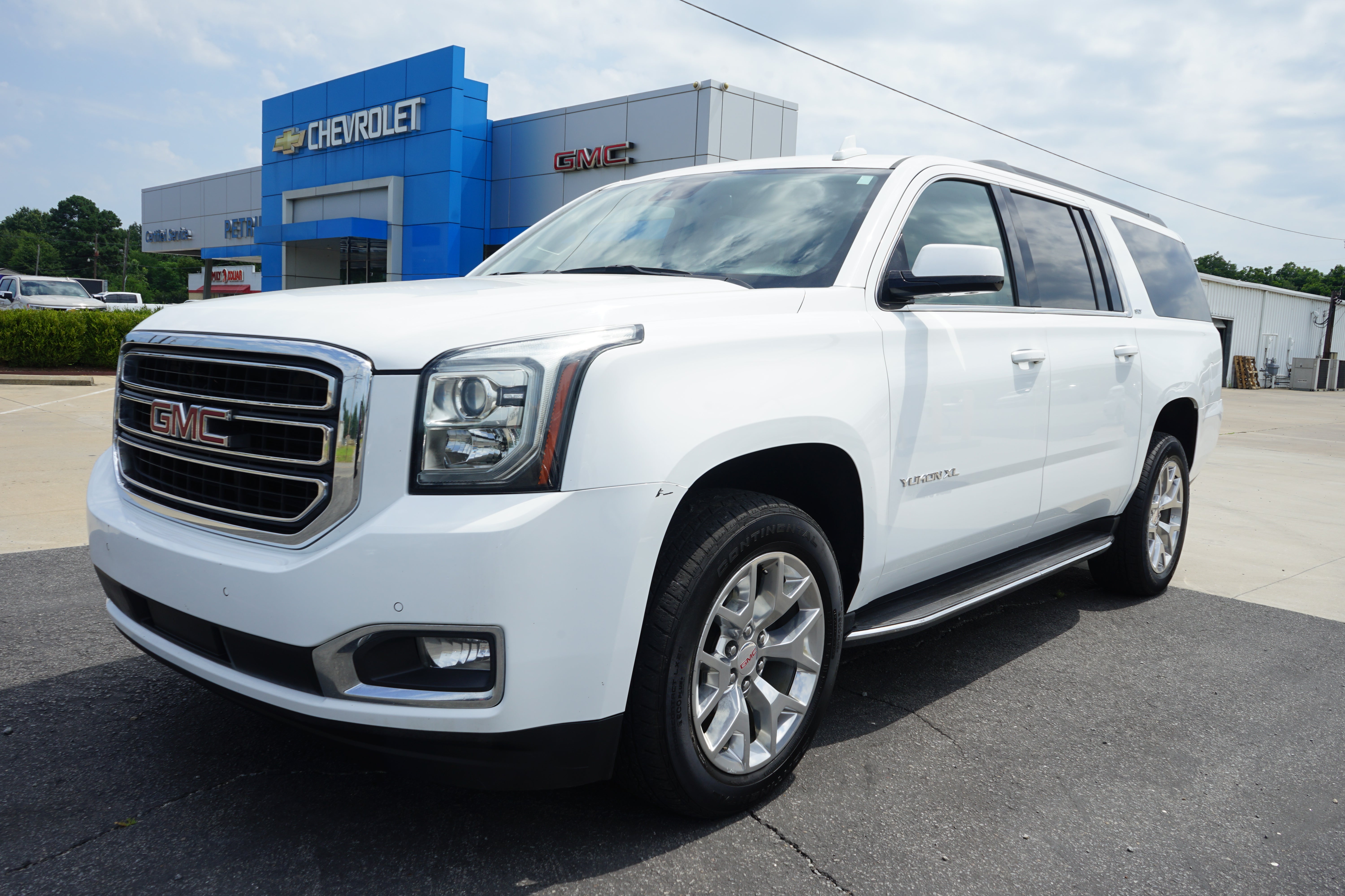 2019 GMC Yukon XL SLT in Summit White — front three-quarter view